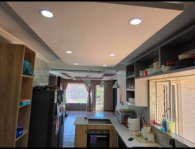 6 BEDROOM HOUSE FOR SALE IN GLEN MARAIS EXT